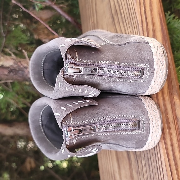 UGG Varney Ankle Bootie - Picture 4 of 8